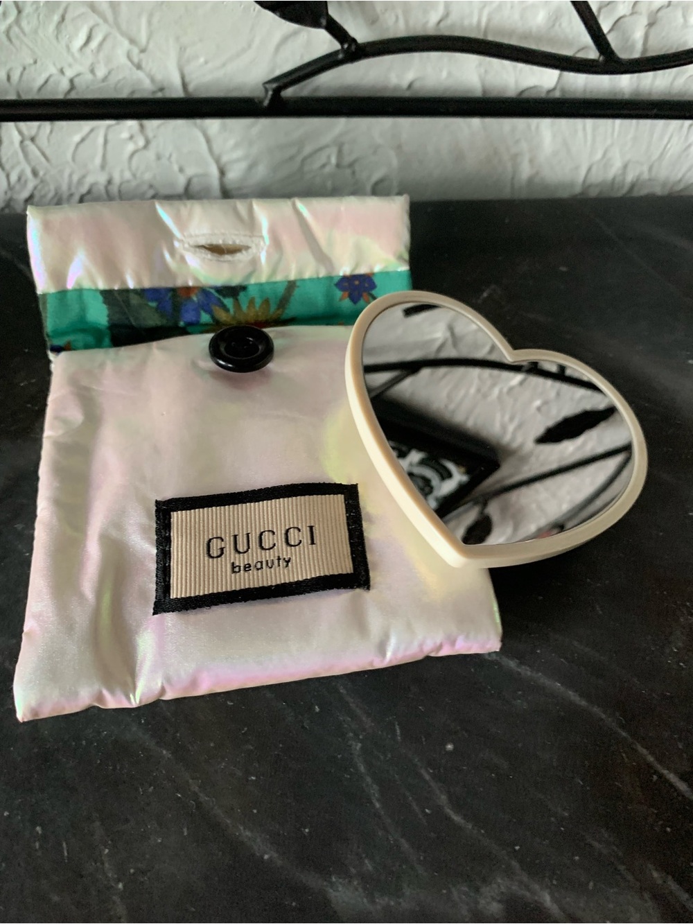 NEW! Gucci Heart Compact in White with Iridescent Pouch - Picture 2 of 2